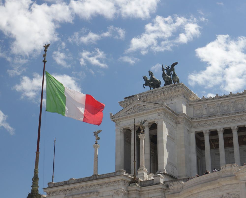 Italienische Flagge vor dem Vittoriano in Rom