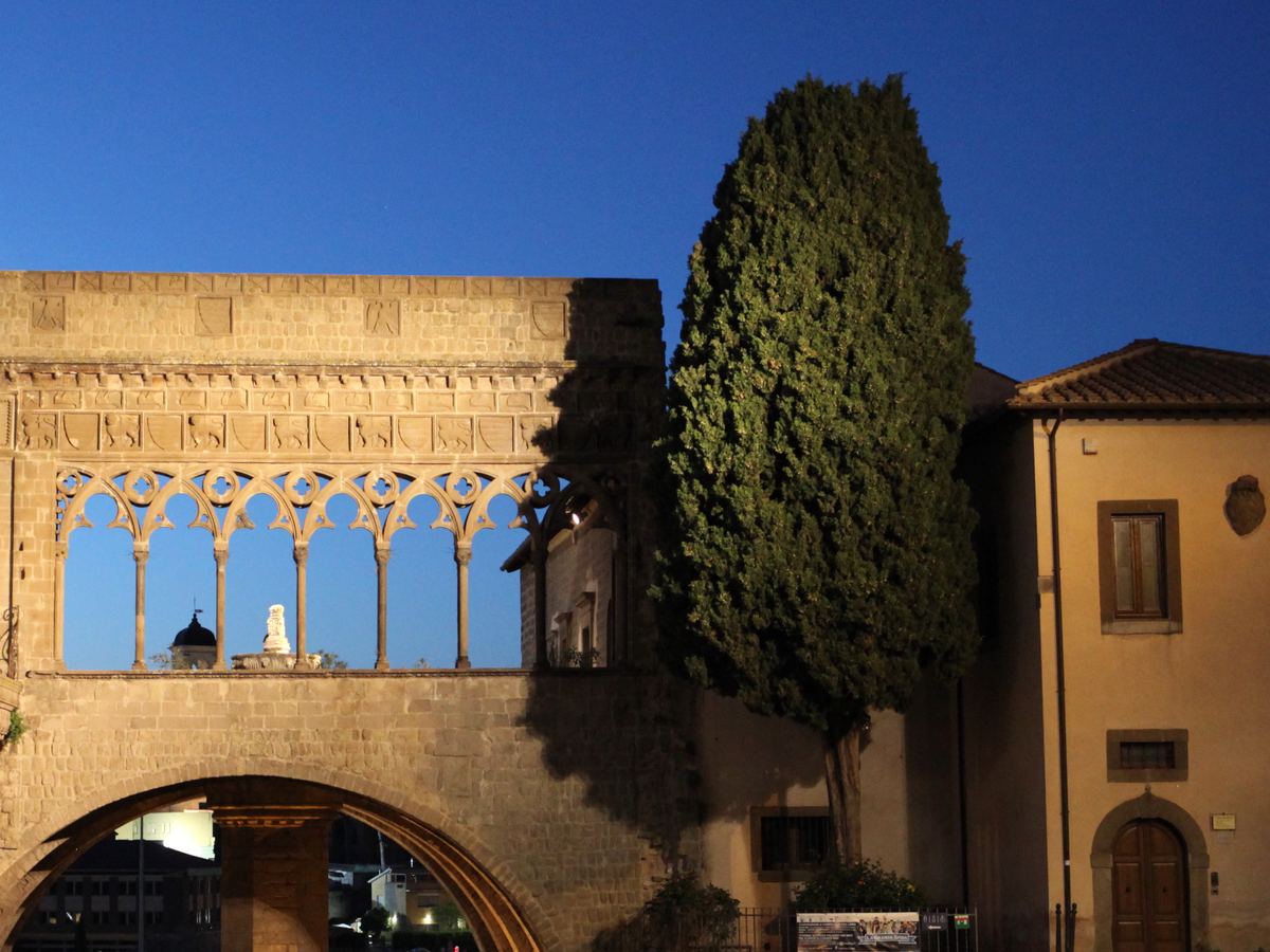 Palazzo dei Papi in Viterbo am Abend
